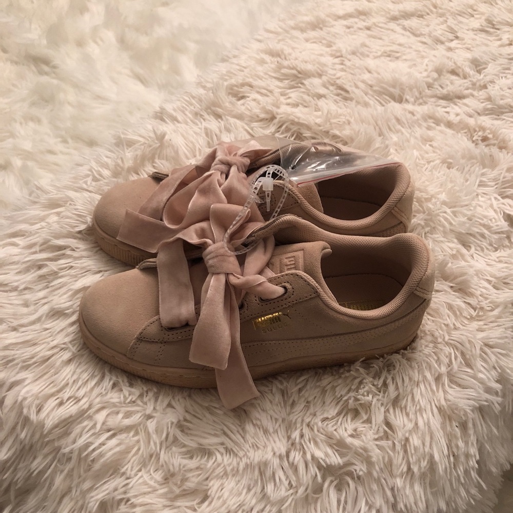 Blush pink suede pumas